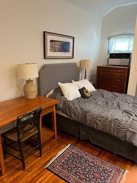 Queen size bed.