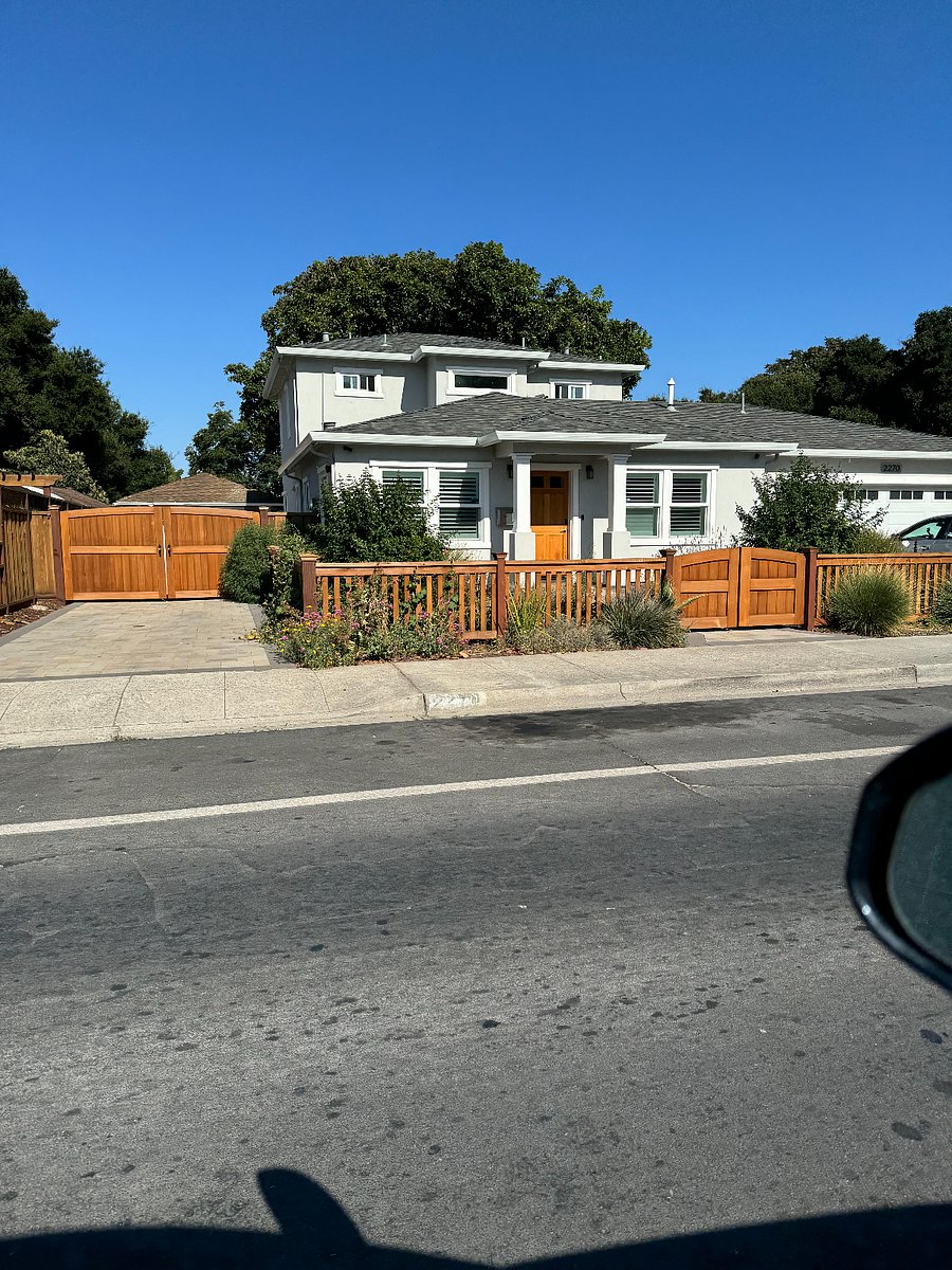 Neighborhood houses around under 0.3miles 