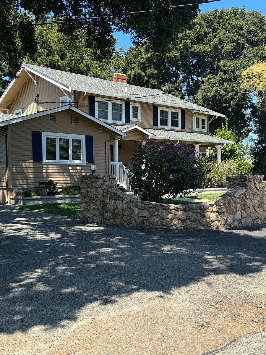 Neighborhood houses around under 0.3 miles 