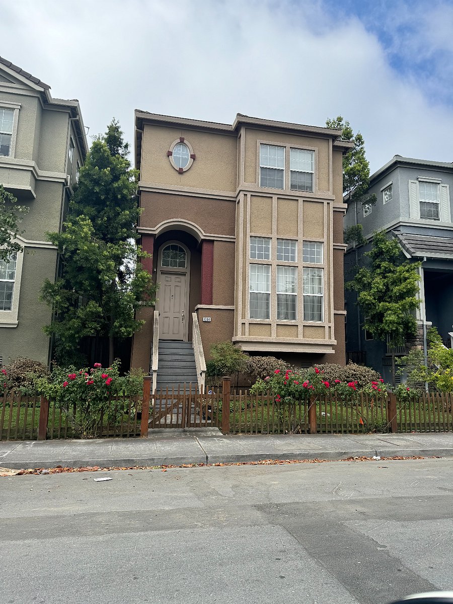 Neighborhood houses around under 0.3 miles 