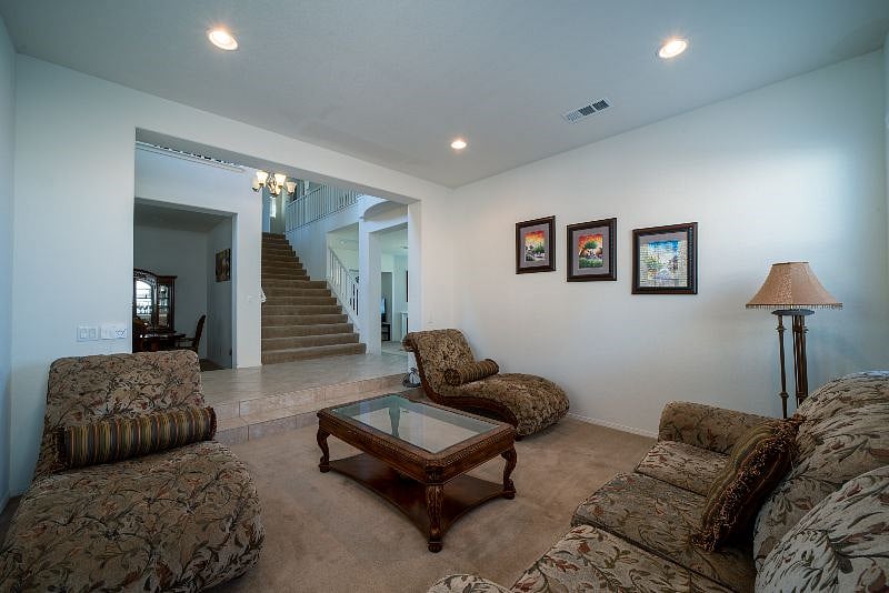 Additional sitting area, for quiet conversations, or peaceful reading...