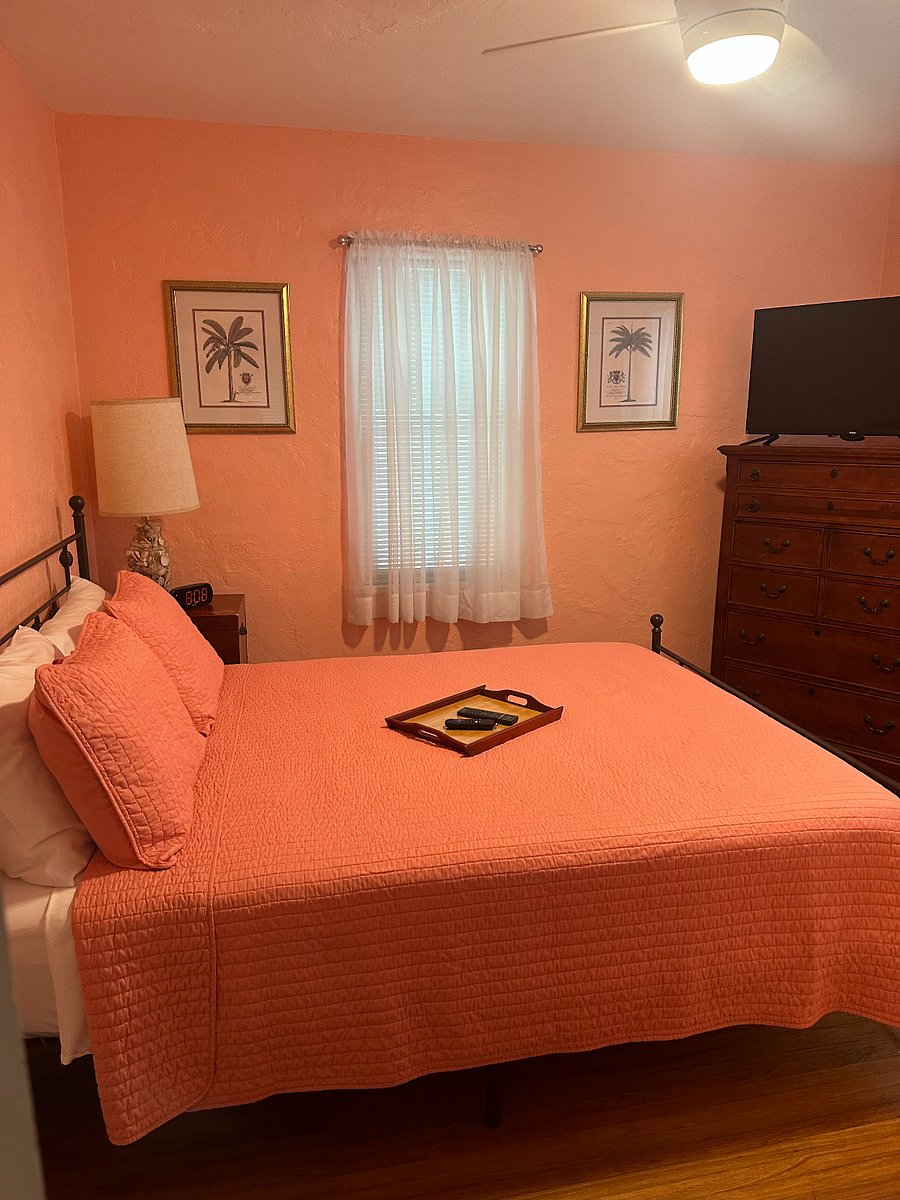 First Floor Bedroom w/Queen Bed