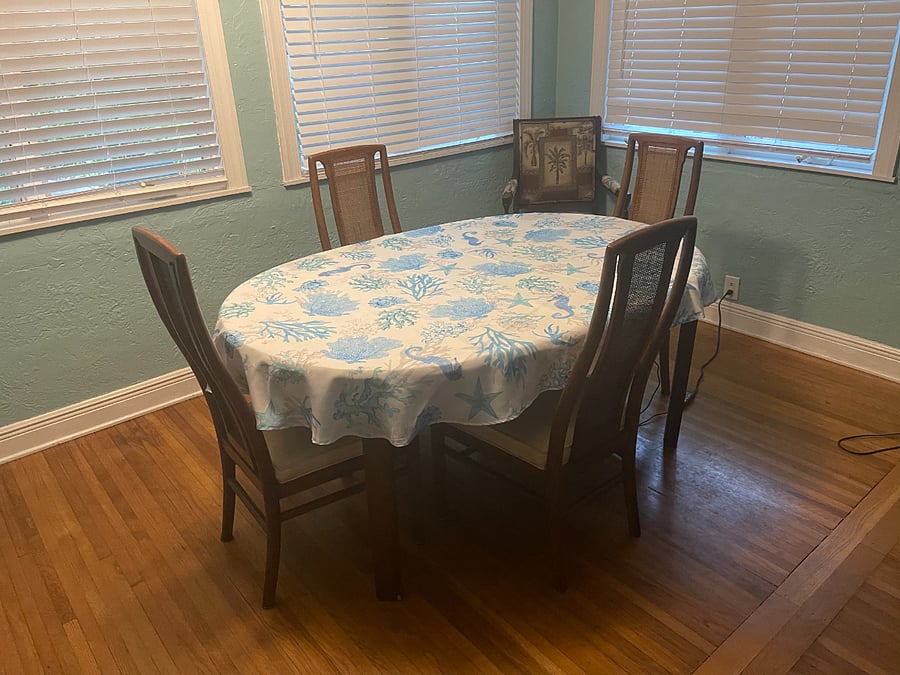 Dining Room w/seating for 6 guests.