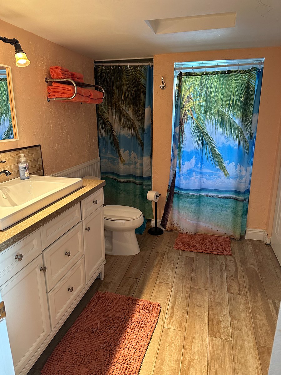 Large Bathroom w/Shower