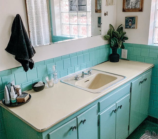 Full bath in hallway