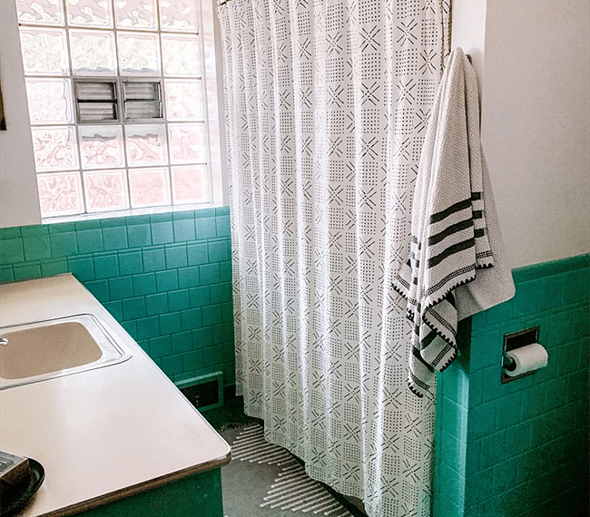 Full bath in hallway