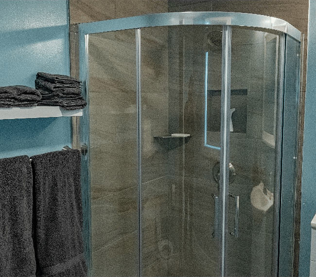 Fully tiled shower and unlimited hot water