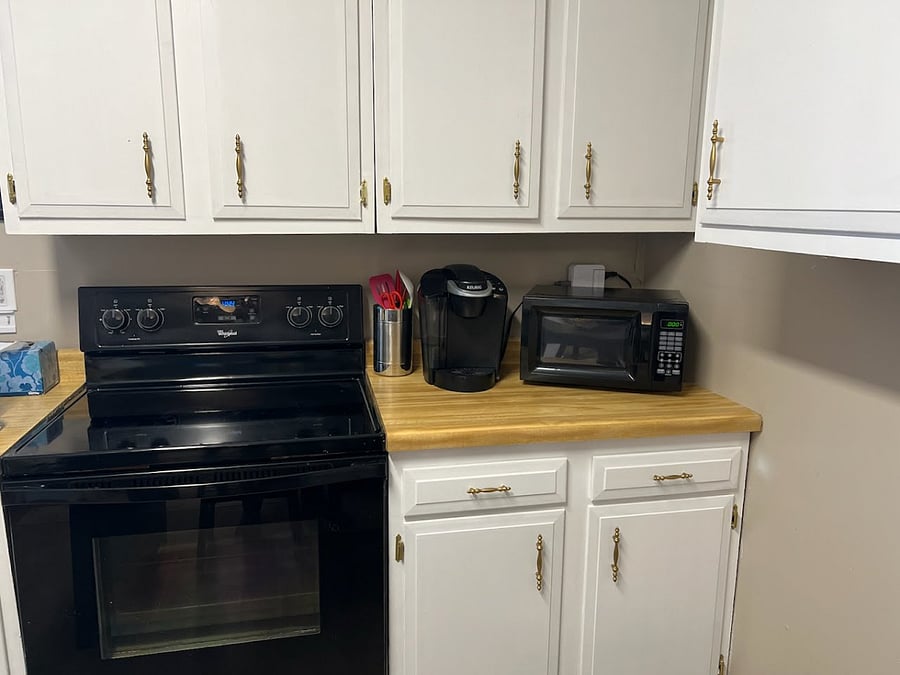KEURIG, MICROWAVE, STOVE/OVEN