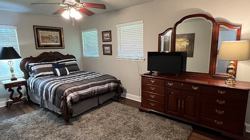 Master Bedroom with queen bed 

32 inch smart television 