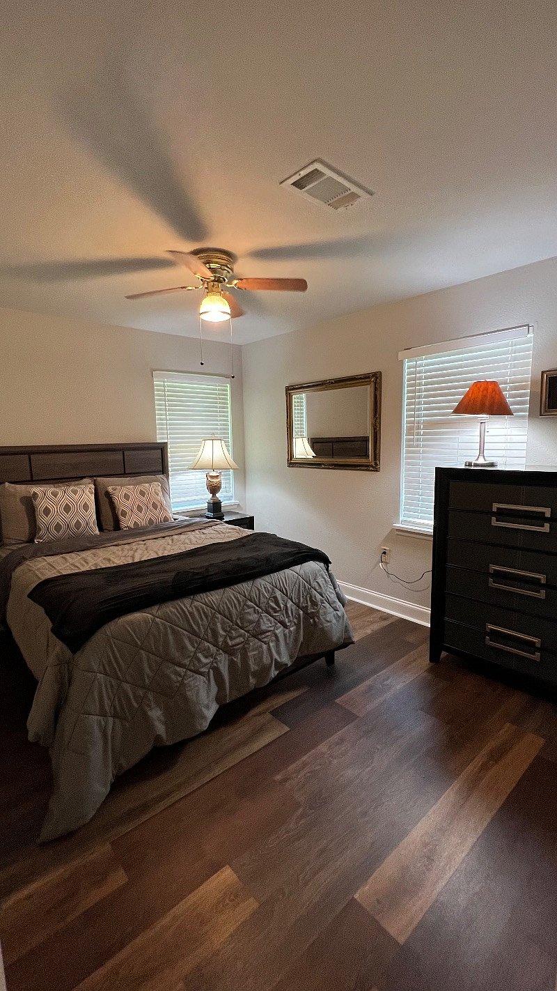 Second bedroom with queen bed 