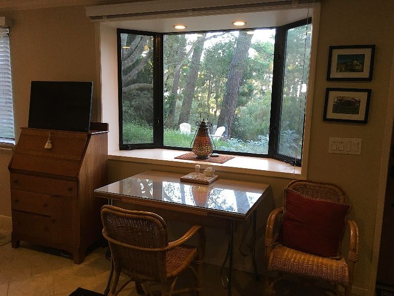 Smart TV, bay window and dining table