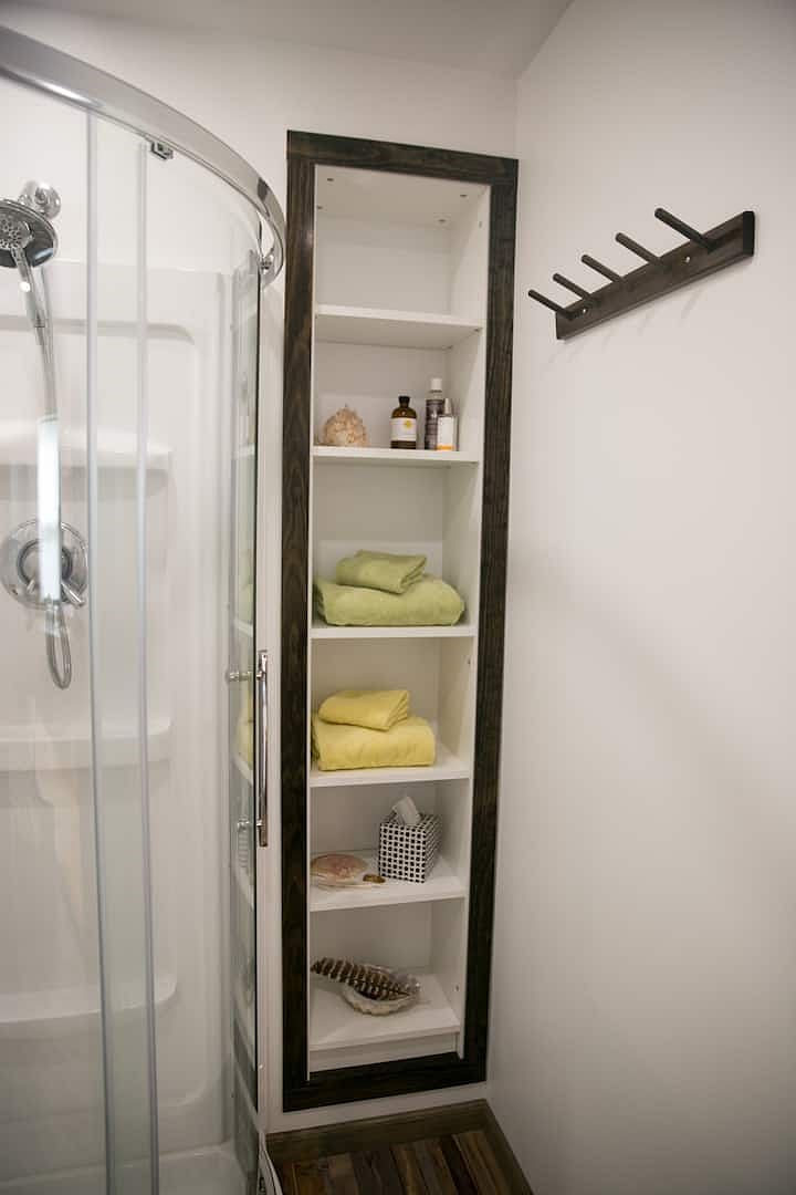 Bathroom shelving