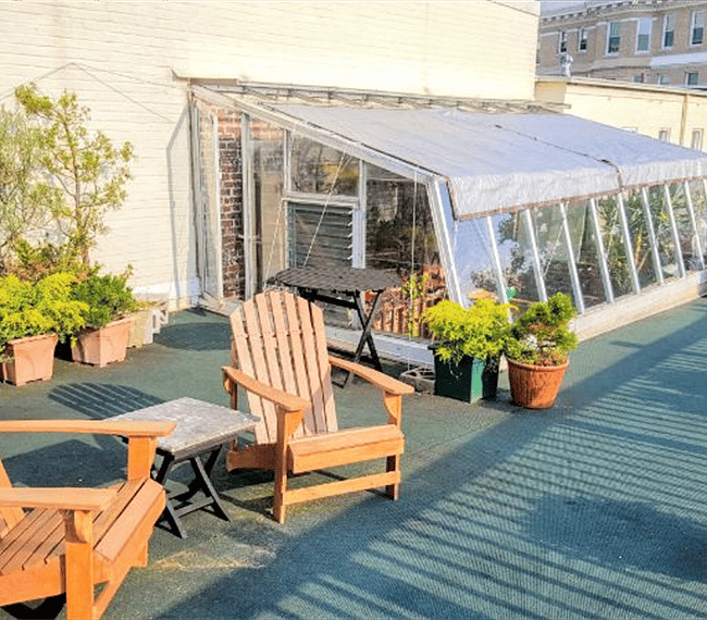 Roofdeck is private, solarium too