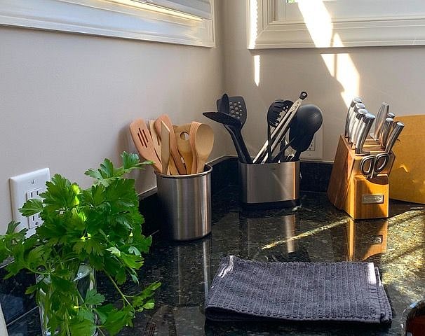 Fully outfitted gourmet kitchen