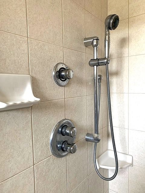 Contemporary shower