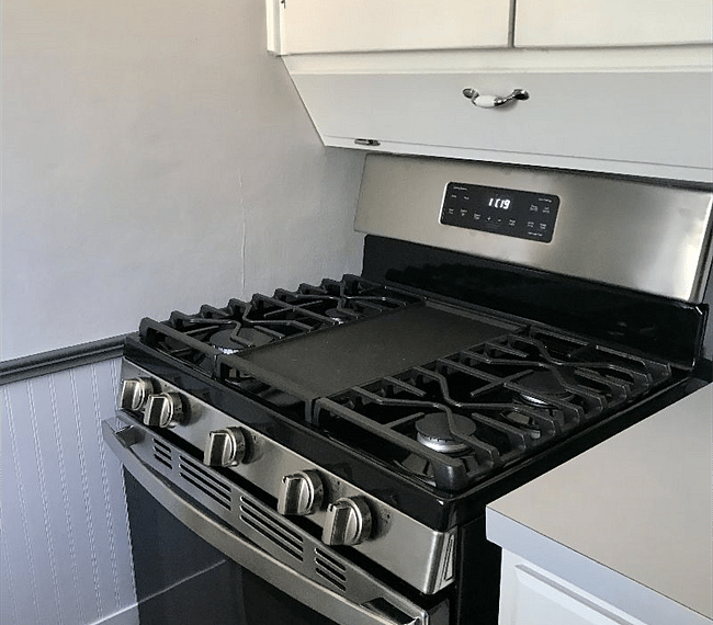 Brand new gas stove, perfect for creating culinary masterpieces. Or heating up soup. :)