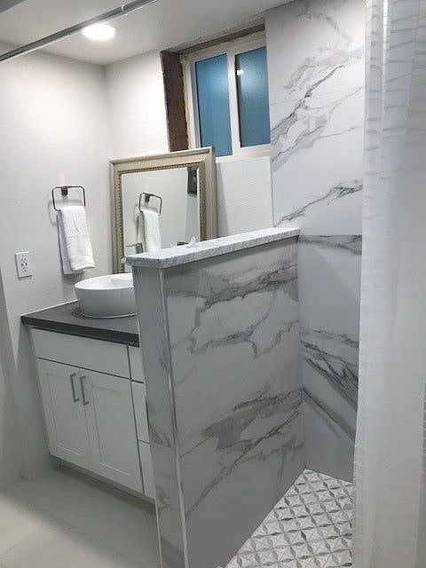 Picture taken before glass shower doors were installed.