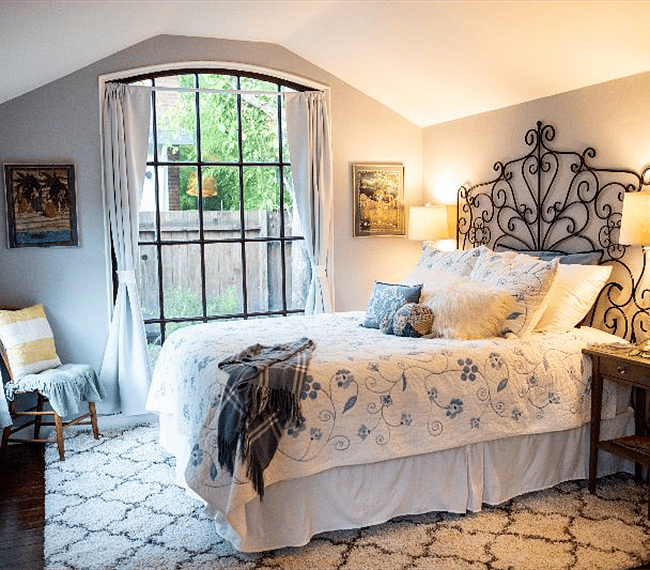 Queen size bed in Bedroom