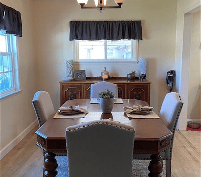 Spacious dining table