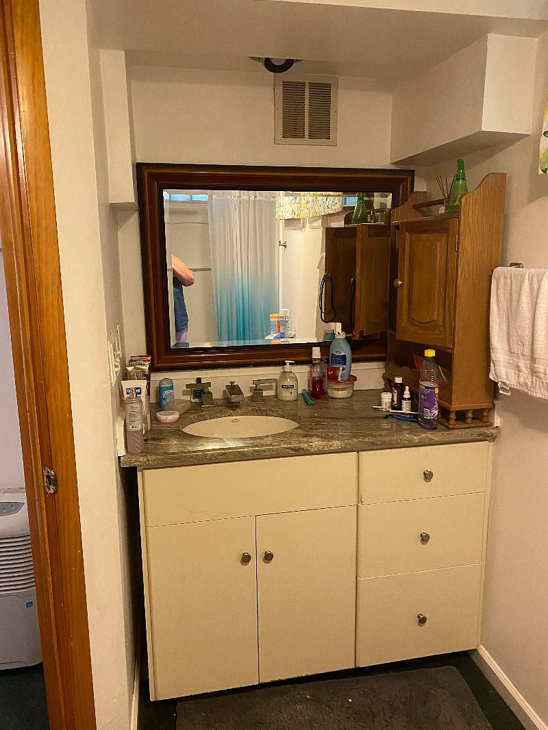 Bathroom sink and mirror