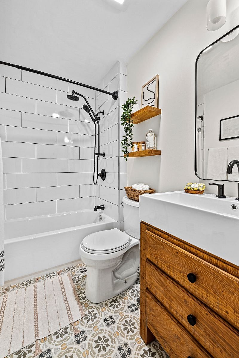 Rain style showerhead and removable shower wand