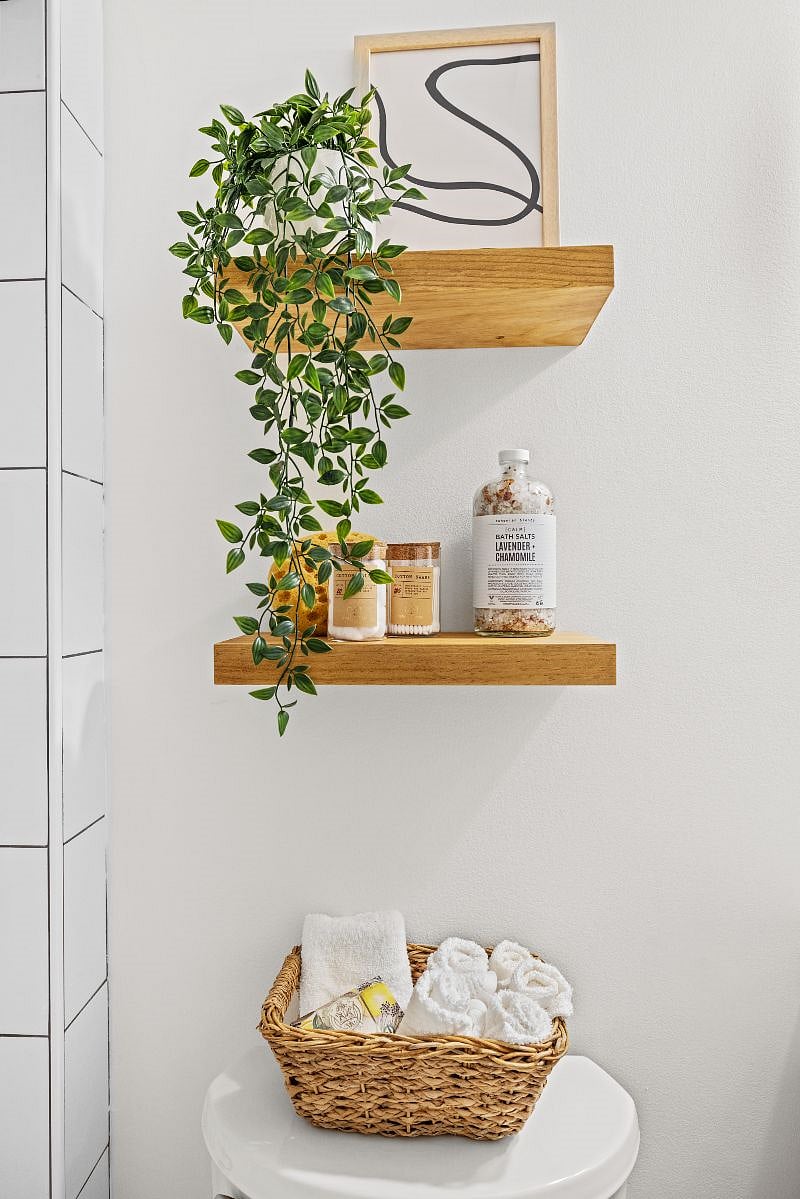 Nice little spot for toiletries