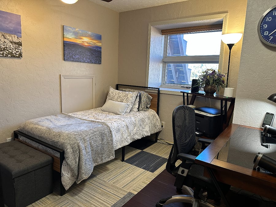 Second bedroom with twin bed