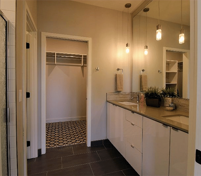 Nice private attached bathroom.