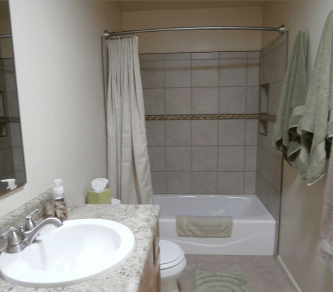 Main bathroom has tub/shower