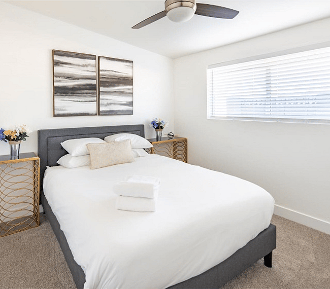 Queen size bed in the guest bedroom. It has a standard closet for keeping your clothes and accessories.