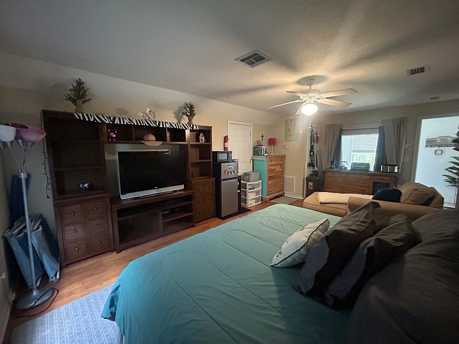 Entertainment Center with TV
Starlink internet
Microwave and fridge freezer combo and ice maker.
Your own AC/Heat unit. Ceiling fan
King bed, fire extinguisher and smoke detectors.