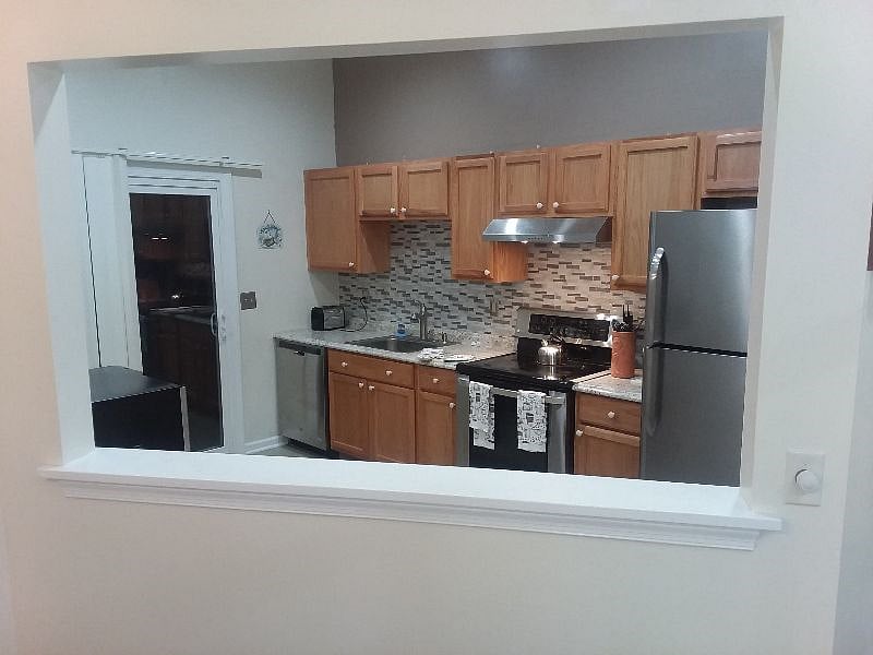 Fully Equipped Kitchen, Microwave, Personal Size Keureg, Stainless Steel Appliances. Owners daughter is a Chef, and can arrange private diners/ obtain unusual spices or kitchen items. http://www.alsscatering.com/