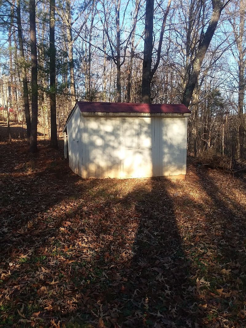 Guests are welcome to use the storage shed. Urge the use of plastic totes or storage only of plastic items/ mountain bikes/ coolers ect