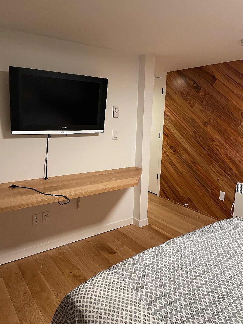 The unit has 2 big screen TVs. Wifi signal is strong. Built in desk.