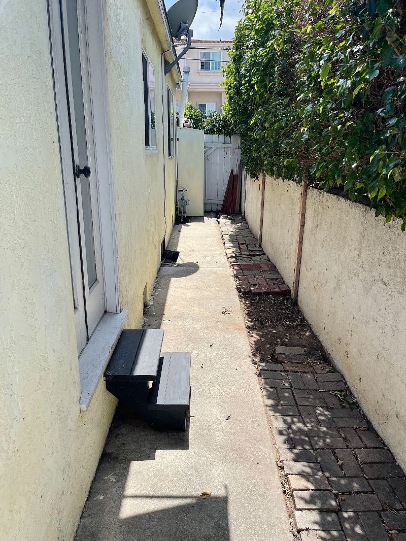 Private gated dog run/side yard