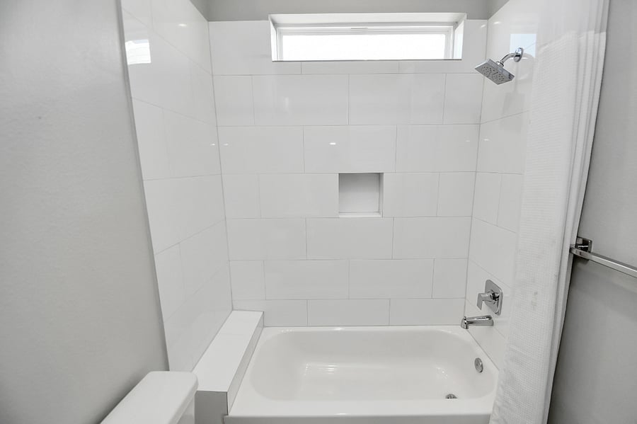 3rd floor guest room en suite bathroom with upgraded tub and shower