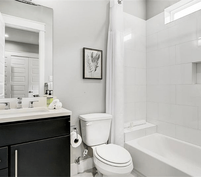 3rd floor guest room en suite bathroom with upgraded tub and shower