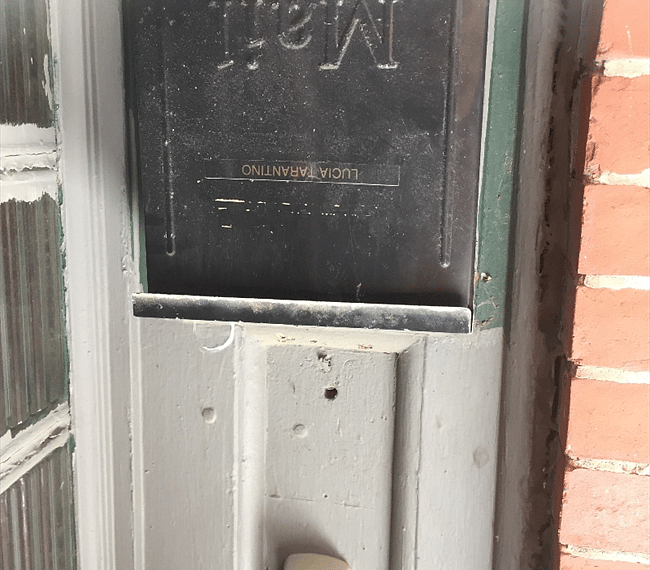Lockbox above mailbox for key to enter building
