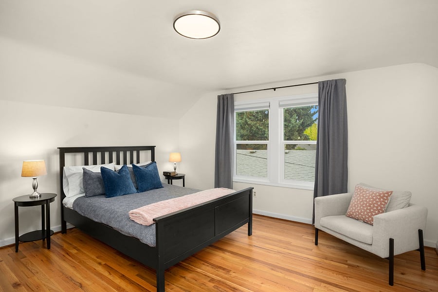 Upper floor bedroom- queen size
