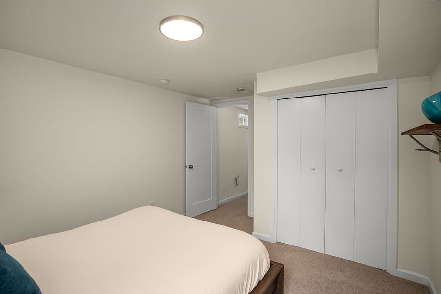Lower bedroom- queen size