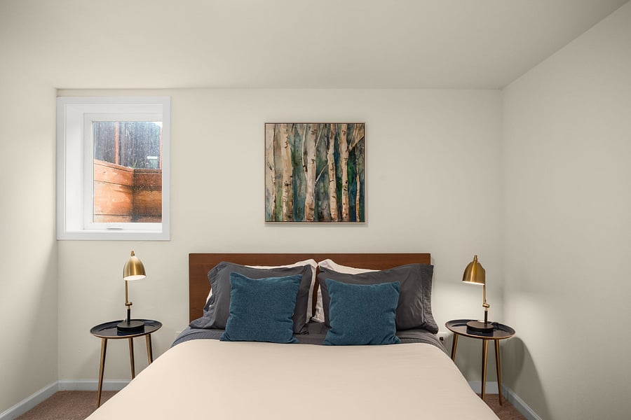 Lower bedroom- queen size