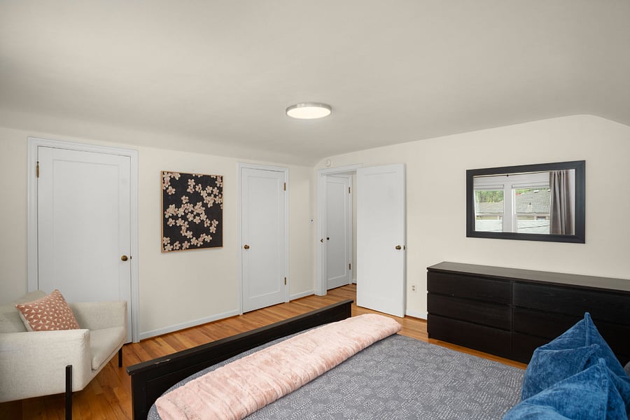 Upper floor bedroom- queen size