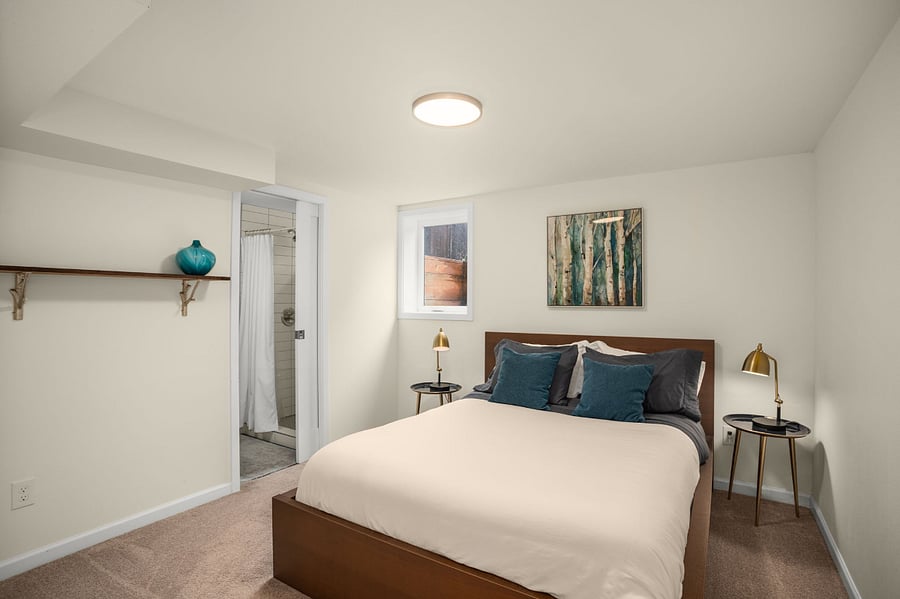 Lower bedroom- queen size