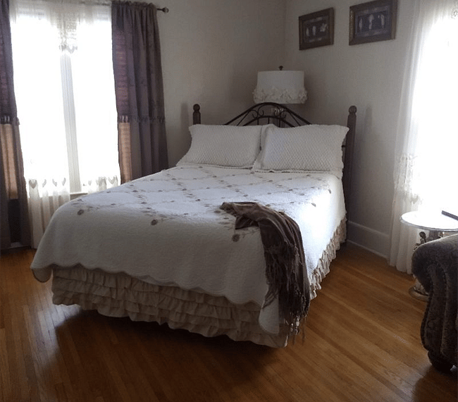 Queen bed with memory foam mattress