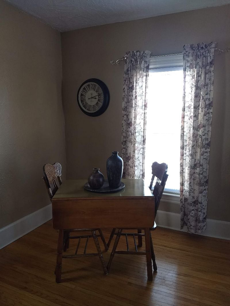 Dinning room table with two leaves.