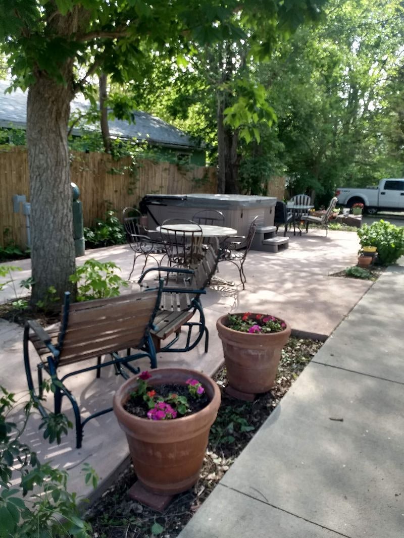 Four different quite sitting areas.