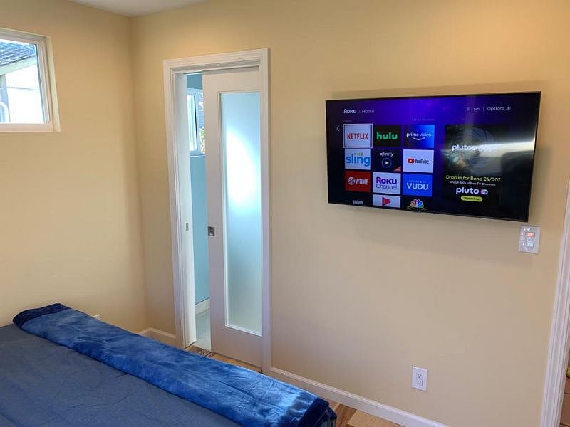 Unit access to bathroom, 4K smart TV, 43" with Netflix, Amazon prime and xfinity live TV + Roku streamer
