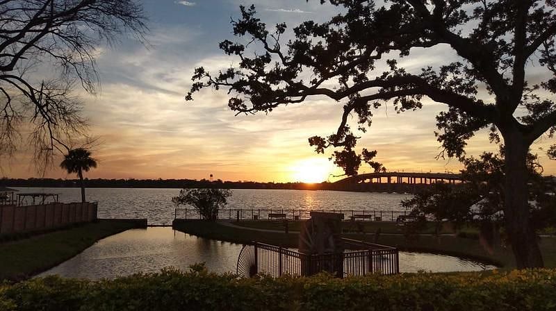 Rockefeller Park at the Intracoastal Halifax River, 1 walking block from cottage. Experience beautiful sunsets...