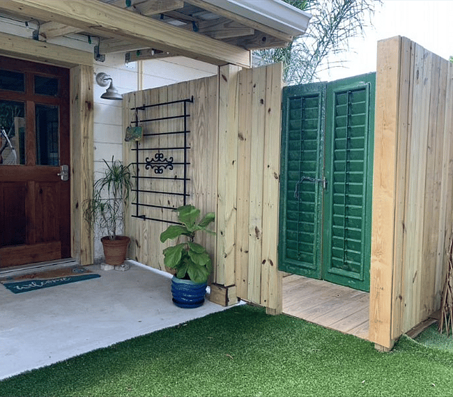 Outdoor shower, so awesome and complete privacy.