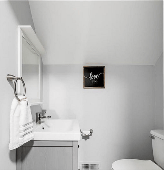 Upstairs 1/2 bath